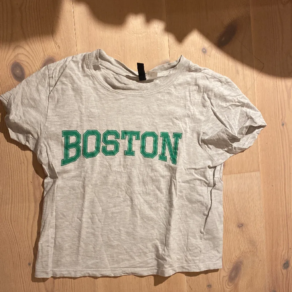 En cool T-shirt med grönt Boston tryck på. Storlek xs/xxs från H&M. Använd 2 gånger och i fint skick❤️❤️❤️❤️. T-shirts.