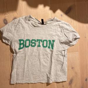En cool T-shirt med grönt Boston tryck på. Storlek xs/xxs från H&M. Använd 2 gånger och i fint skick❤️❤️❤️❤️