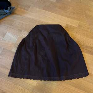 En brun kort kjol som knappt är använd 