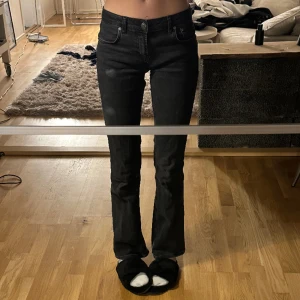Zara lågmidjade utsvängda jeans - Super snygga lågmidjade zara jeans, jätte bra kvalitet, och sitter super bra. Har köpt ett par andra jeans så använder dessa alldrig löngre typ, hör av er för mer info. 