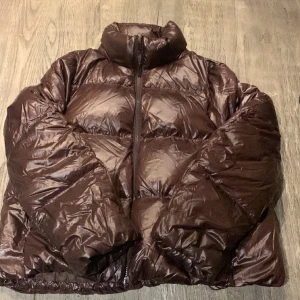 Uniqlo jacka  - En jätte fin ultra light down jacka från uniqlo i färgen brun metallic💞väldigt fin på men säljer för att den inte används längre!!
