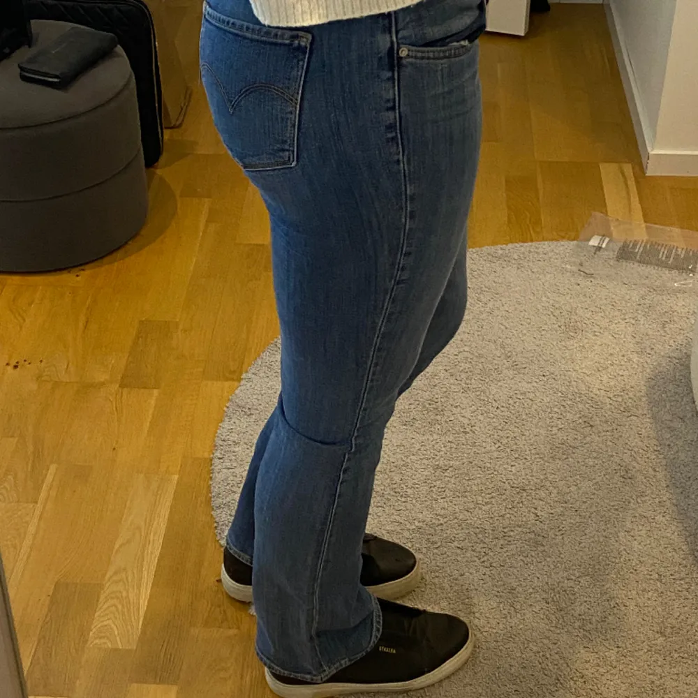 Helt nya bootcut jeans från levis, köpa på sellpy men tyvärr för korta på mig😕 Köpta för 500 men priset kan diskuteras vid snabb affär!. Jeans & Byxor.