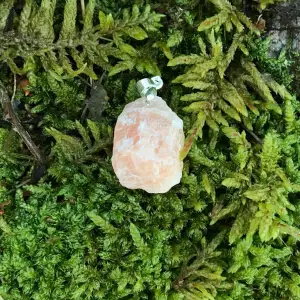 Vackert halsbandshänge i rosa sten. Nytt, oanvänt och handgjort. Kontakta gärna vid frågor och innan köp☺️💍🌸🌺🐚🌊(korall-rosa)