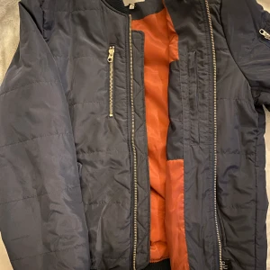 Bomberjacka WESK - Bomberjacka från WESK som är knappt använd . 