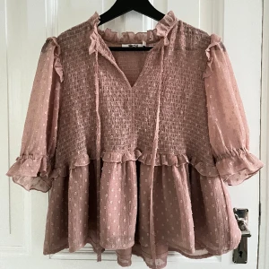 Rosa blus  - Rosa blus från NA-KD I storlek 38💕Säljer för att den är för stor för mig men den är i bra skick!💕 