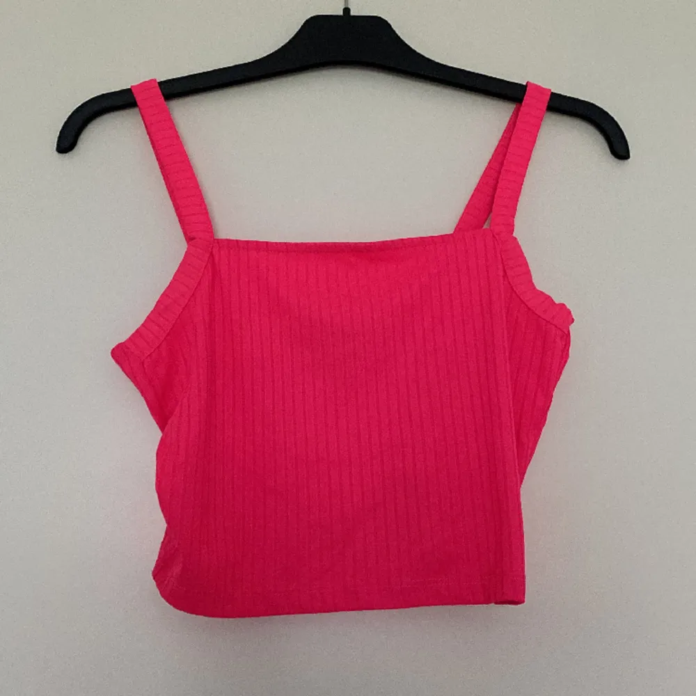 Kort linne från NewYorker i storlek S, använt skick (mer neon rosa än bilderna visar). Toppar.