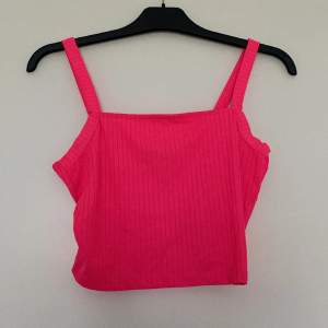 Kort linne från NewYorker i storlek S, använt skick (mer neon rosa än bilderna visar)