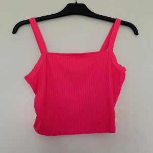 Crop top linne - Kort linne från NewYorker i storlek S, använt skick (mer neon rosa än bilderna visar)