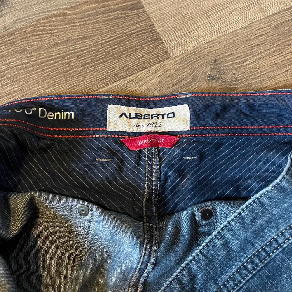 Hej! Säljer nu dessa jeansen i modern fit. Modellen heter T400 Denim. Hör av dig vid intresse!:). Jeans & Byxor.