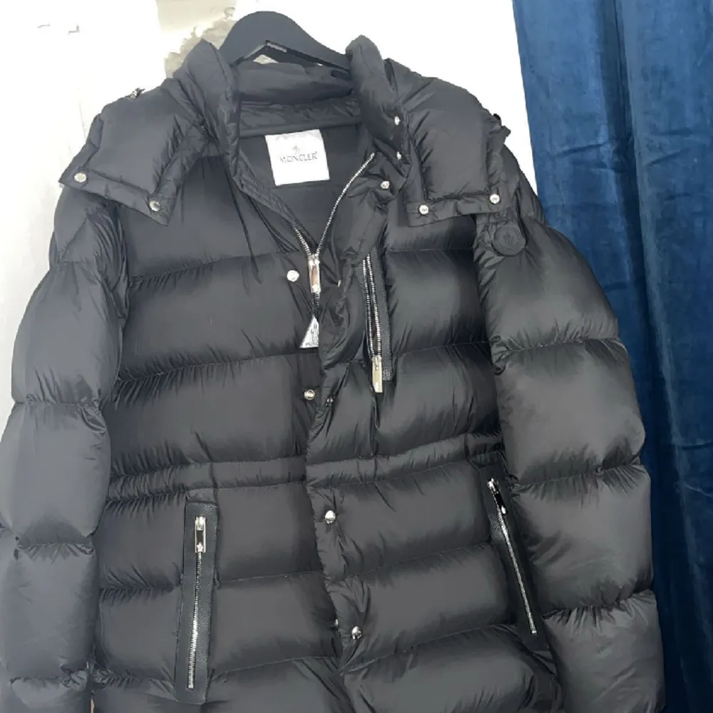 Äkta Baugers jacka från Moncler till salu, aldrig använd (endast testad). Kvitto finns ej men går att bevisa äkthet. Nypris är 21600 kr, men pris kan diskuteras! . Jackor.