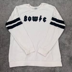 Sweatshirt - Lång bowie tröja, knappt använd. Om det önskas stryker jag den innan jag skickar❤️