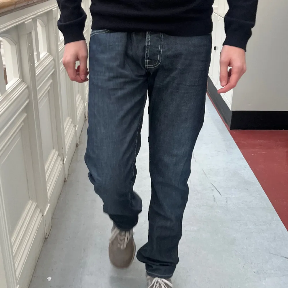 Nudie jeans i storlek 32/34 i modell even steven . Jeans & Byxor.