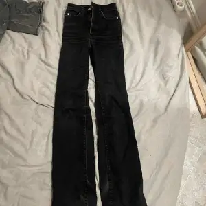 Fina svarta utsvängda jeans, använda men fortfarande i bra skicka. Mid/high weist. 