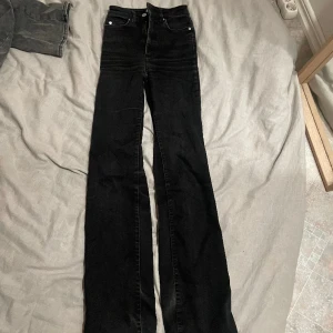 Svarta utsvängda jeans - Fina svarta utsvängda jeans, använda men fortfarande i bra skicka. Mid/high weist. 