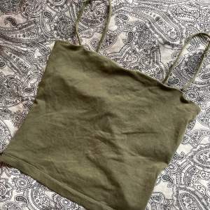 Militärgrönt linne från Gina Tricot i mycket bra skick💚 Nypris: 99:-