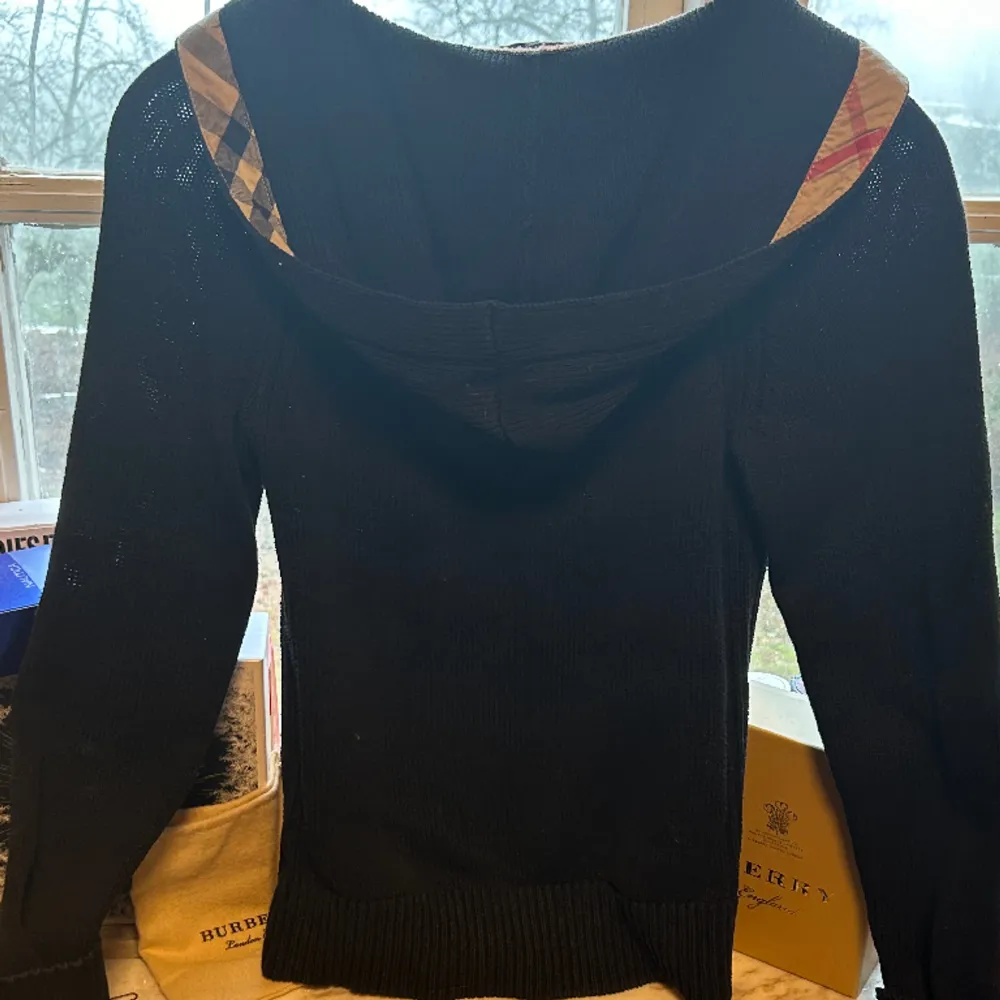 Burbarry hoodie/Kofta Super mysig känner sig som en högt uppsatt politiker. Ny pris: (ca3000kr) Mitt pris: (799kr) Storlek: S Condition:(7/10) . Hoodies.