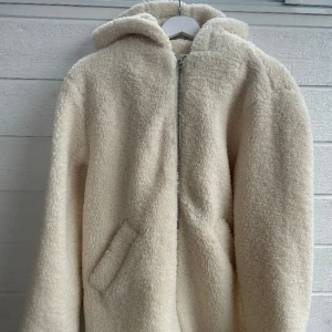 Teddy jacka - Säljer nu denna gosiga kräm vita vår/höst jacka då den aldrig kommit till användning🤍Den är oversize i modellen💓