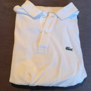 Lacoste polotröja! - Säljer denna polotröjan från Lacoste. Tröjan är i herr model, knappt använd! (Pris kan diskuteras)