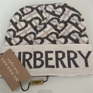Burberry mössa  - Helt ny 