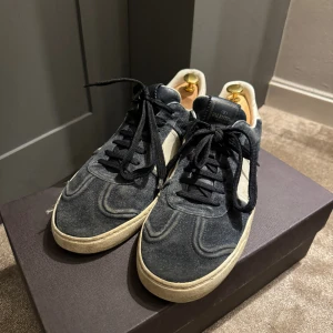 Valentino Flycrew - Säljer dessa valentino flycrew i rätt dåligt skick. Det går att fräscha upp dom (har inte tvättat dom nu eller nånting), har inget behov av att sälja så inga skambud.