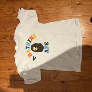 Vit bathing ape t-shirt - Säljer en vit bape tröja i storlek S. Äkta och 9/10 skick
