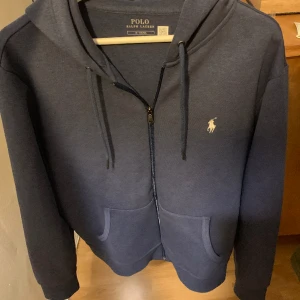 Ralph lauren zip - Säljer min blåa Ralph lauren hel zip använd en gång 10/10 skick 