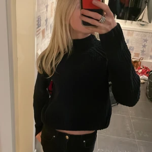 Stickad tröja - Säljer min jättefina och supersköna tröja då den inte längre kommer till användning, använd ganska mycket men är fortfarande i väldigt bra skick, har ett pyttelitet hål på innersidan i nacken, men syns inte på!😊 mer virkad än stickad❤️ Nypris: 249 kr 