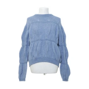 Other Stories stickad - Säljer min fina stickade från Other Stories. Inköpt på Sellpy för 450kr men inte använd av mig och sellpy prislappen kvar. Fint skick! Storlek M/L💕Ull! 