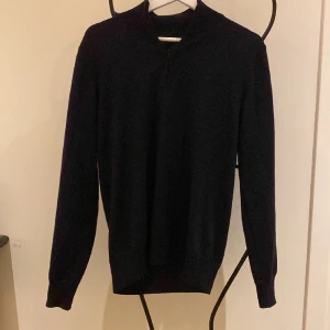 J.Lindberg tröja - Sjukt snygg J.Lindberg halfzip som jag säljer pga jag inte använder den så mycket. Den är i skick 9/10 knappast aldrig använd. Köpt i Stockholm för 1799kr, mitt pris 940kr✅🥂 Inga defekter!
