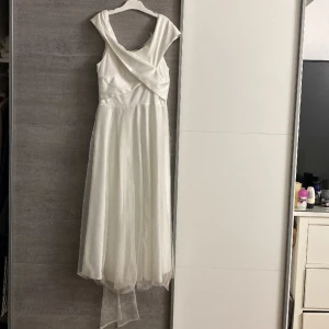 Vit kläning  - Ny har fortfarande prilappen på sig, köpte för 800kr säljer för 300