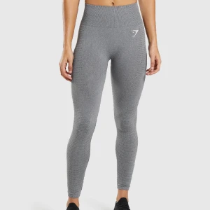 Gymshark tights - Grå träningstights från gymshark. Storleken är antingen M eller L men har tyvärr klippt bort lapparna. Tightsen är i gott skick!