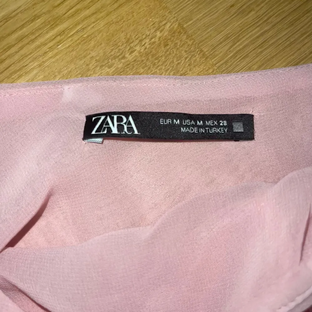 Rosa topp från Zara. Aldrig använd då den är för stor för mig. Använd gärna köp nu knappen. Toppar.
