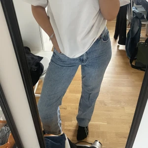 Högmidjade vida jeans - Högmidjade vida jeans från zara. Knappt använda, nyskick. Slitna längst ner