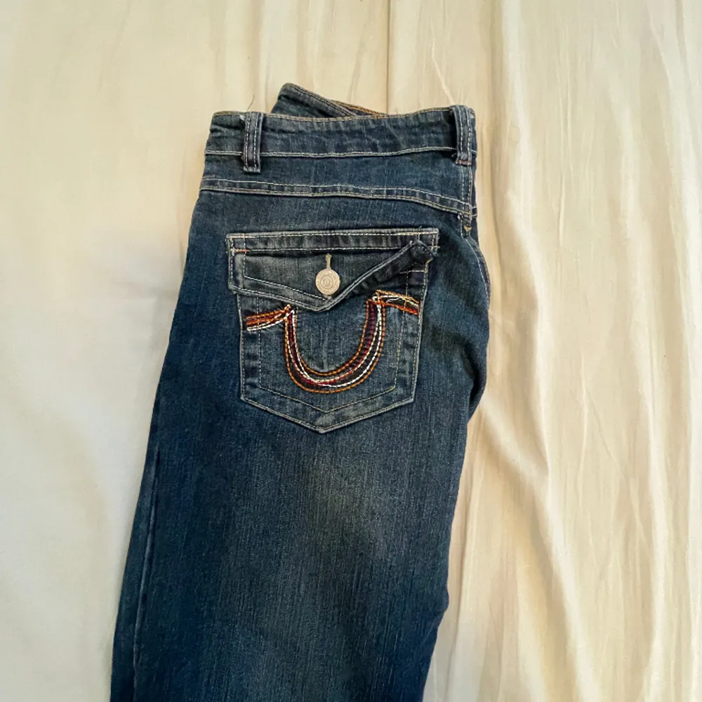 Ett par ursnygga true religion jeans som tyvärr inte kommer till användning längre! Fick dessa av mamma för ett tag sen och säljer billigt då de saknar två knappar!❤️. Jeans & Byxor.