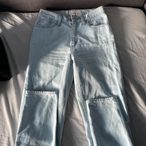 Levis jeans - 80s mom jean från Levi’s. Jag är 164 lång och längdmässingt sitter de perfekt. Storleken är W25