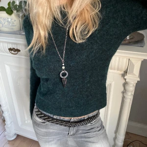 Mörkgrön tjocktröja  - Jättefin stickad mörkgrön tröja från & Other Stories! Använd fåtal gånger och i ett bra skick💓