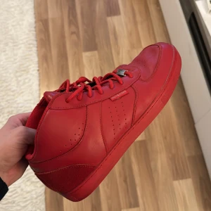 Sneakers - Röda sneakers från jack&jones. Storlek 45. True to size. Köpta för några år sedan men använda fåtal gånger. Inga skador eller fläckar! ❤️