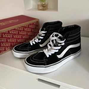 Höga vans - Höga svarta vans i storlek 38. som om helt nya! använda en enda gång men märks inget slitage på dom alls😊 kartongen kvar till o med