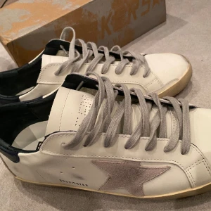Golden goose skor - Golden goose skor i storlek 47 sparsamt använda. Skorna har inga defekter. Box och dustbag ingår i köpet, priset kan diskuteras😃