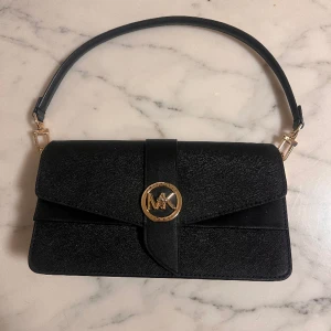 Mickeal kors väska  - Den är i bra skick. Säljer den pga att den kommer inte användning längre 