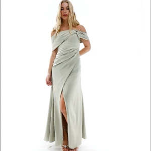 Balklänning från asos  - Helt ny balklänning från asos, aldrig använd. Den är figursydd och är i färgen salviagrön. Den är i storlek 38 men känns som 36 Nypris - 1569kr