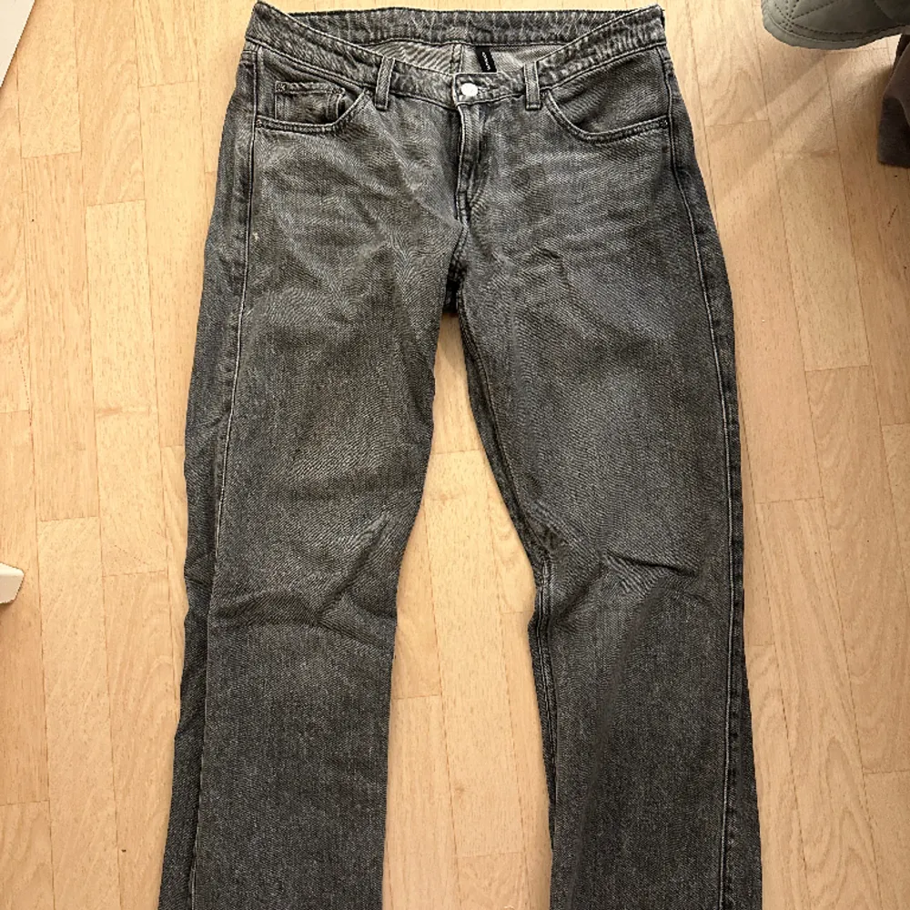 Lågmidjade jeans från weekday. Straight modell. . Jeans & Byxor.