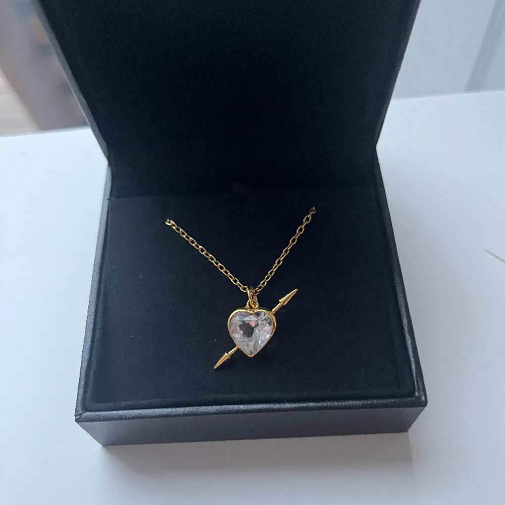 Intresse koll på mitt Rebel Love Necklace, nyskick. Längd 50cm, ask och alla tillbehör ingår 💕. Accessoarer.