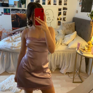 Klänning  - Säljer min fina satin klänning från Urban Outfitters 🙌🏼 Använd fåtal gånger & har inga defekter. Storlek XS men passar även en S! (OBS, jag är en XS på bilden). Skriv till mig i fall du är intresserad eller har några frågor. 💕