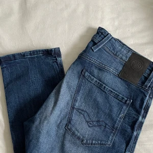 Replay Anbass HYPERFLEX  - Feta Replay Anbass HYPERFLEX i storlek 34/32 (storlekslappen är borta men är rätt säker på att de är 32 i längd). I princip nyskick. Skriv om du har några frågor🤝