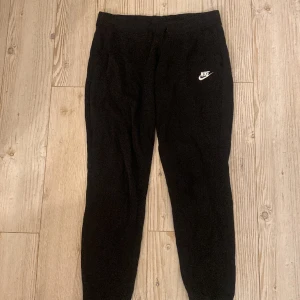 Nike byxor - Svarta nike mjukisbyxor. Syns att dem är använda men inga skador!