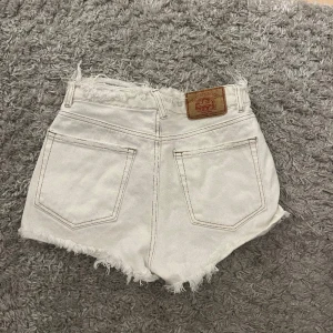 Jeansshorts  - Fina midwaist jeansshorts som inte passar mig