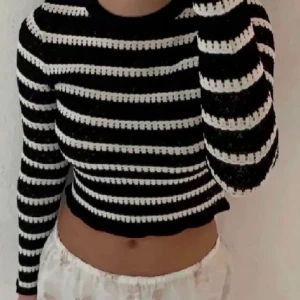 Söt topp!  - Säljer denna trendiga och söta topp från zara! Storlek S! Köparen står för frakten 💗🥰