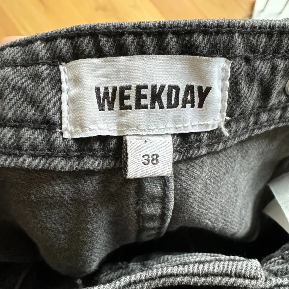 Raka cargo jeans. Köpt för 800kr på weekday. Köpte dom till en tema fest. . Jeans & Byxor.