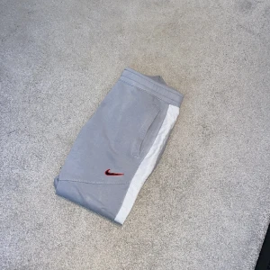 Nike byxor - Nike byxor köpte på Stadium. Storlek M. Ny pris- 799kr mitt pris- 249kr Vid funderingar hör gärna av er!